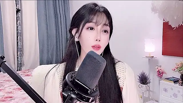 Laura 520 online show from June 16, 1:12 pm