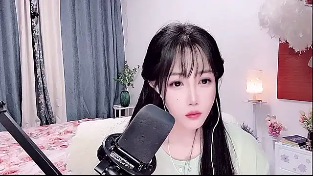 Laura 520 online show from June 3, 1:01 pm