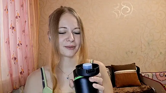 RomonaBustad online show from November 21, 6:37 am