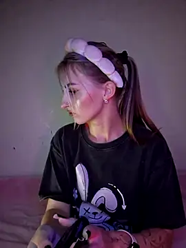 carolinakis  online show from November 18, 8:10 pm