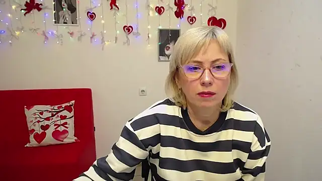 LaurenWishy online show from February 5, 8:12 pm