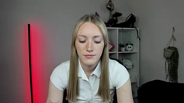 EvelynBlond online show from March 31, 12:38 pm