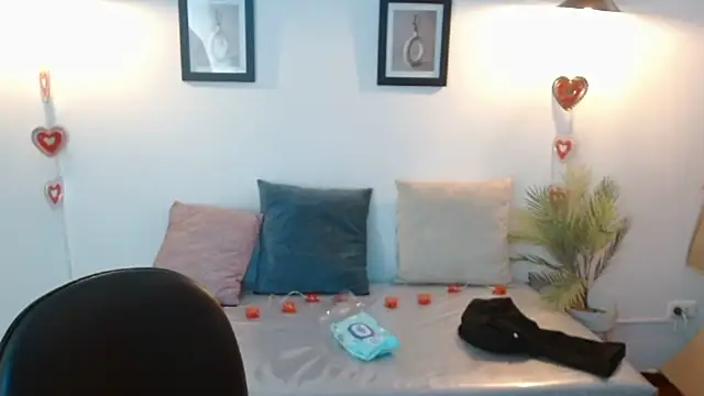 Juliana  lx online show from February 17, 2:05 pm