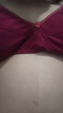 SameeraReddy19 online show from April 13, 9:43 am