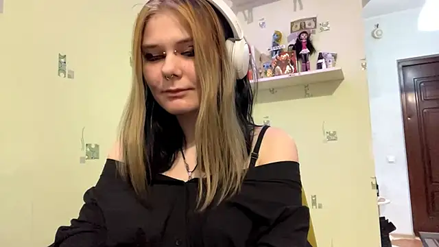 TraceeSchutt online show from December 17, 8:13 pm