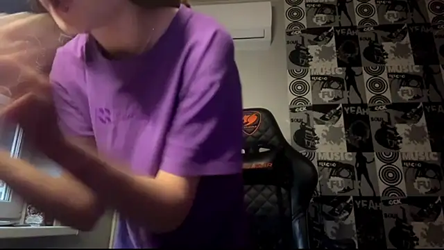 helgicuteness online show from December 18, 6:51 am