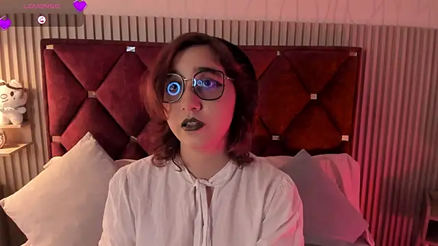 Kiri Velvet online show from April 18, 9:15 pm