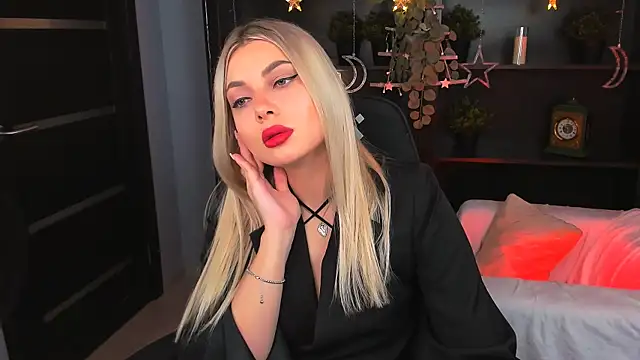 HyileyClark online show from April 18, 9:23 am