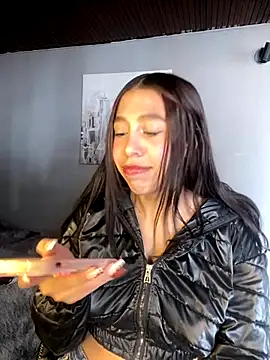 MiaScott Pink online show from December 4, 2:30 pm