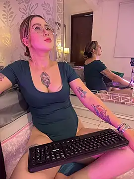 Annyhathatway online show from April 1, 8:39 pm