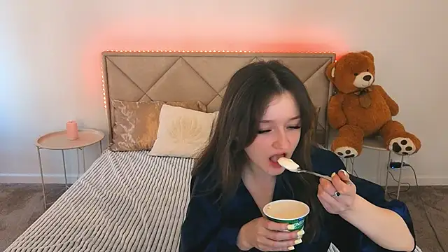 CyrenaLuxe online show from April 10, 6:52 am