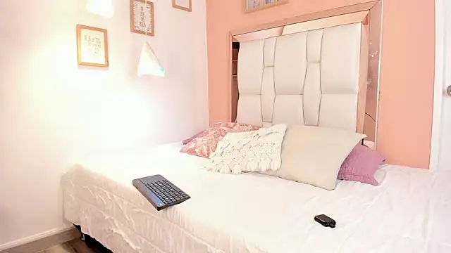 Kloebaby  online show from April 30, 8:25 pm