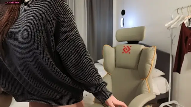 fallin lovee online show from February 15, 8:30 pm