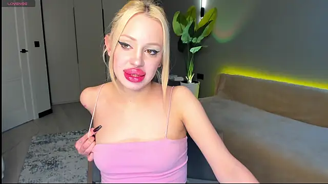 Luna Beverly online show from April 7, 8:33 pm