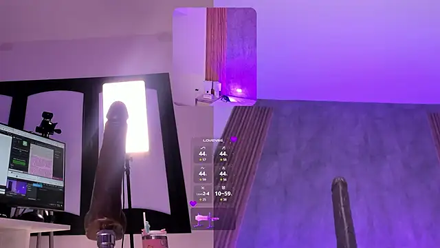 MelanyHolsen online show from April 7, 9:28 pm