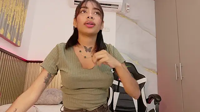 Scarlet Vixen  online show from February 6, 1:25 pm