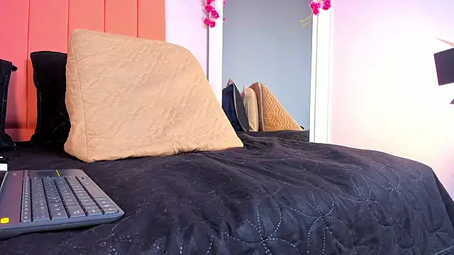rose thompson19 online show from June 18, 7:19 pm