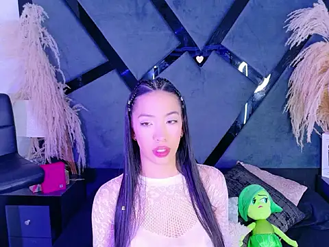 KylieWhitee online show from March 20, 4:45 pm