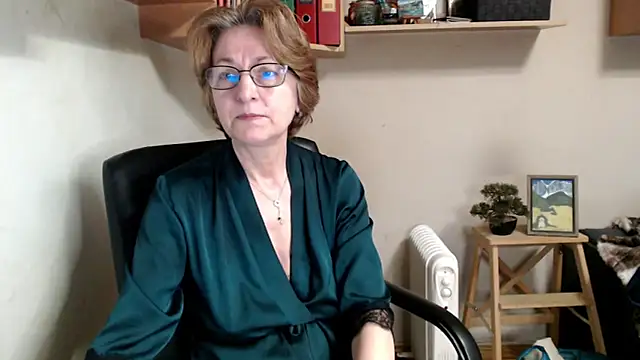 katemodel online show from April 9, 6:41 am