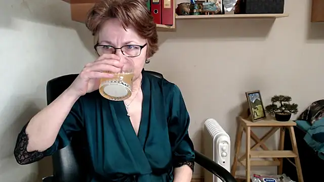 katemodel online show from February 1, 6:56 am