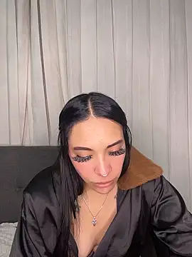 cristal  violetaa online show from February 5, 7:00 am