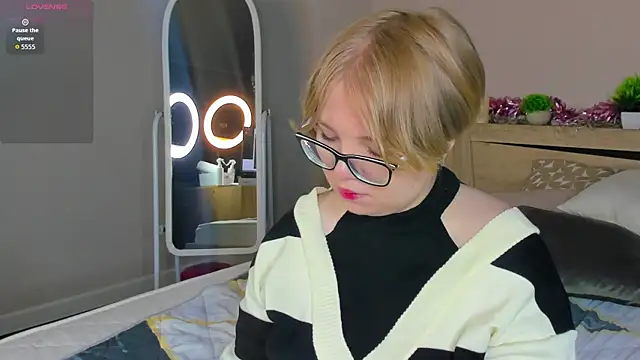 Lauraaa Smith online show from March 2, 7:26 am