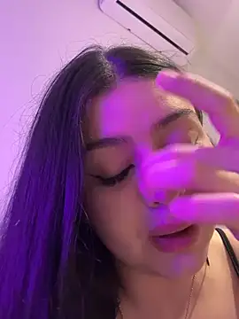 lolaaculaa online show from April 15, 9:15 pm