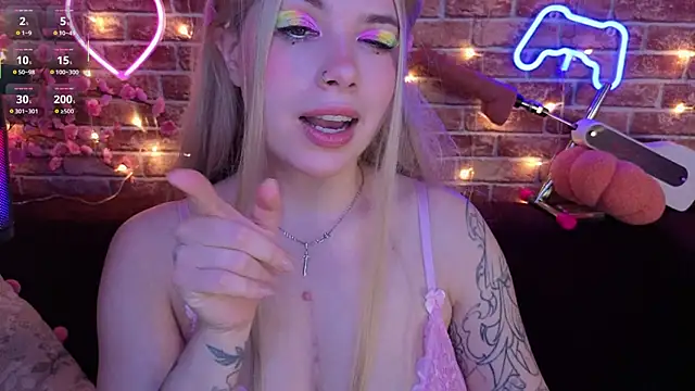 AnnaQuiin online show from March 15, 2:30 pm