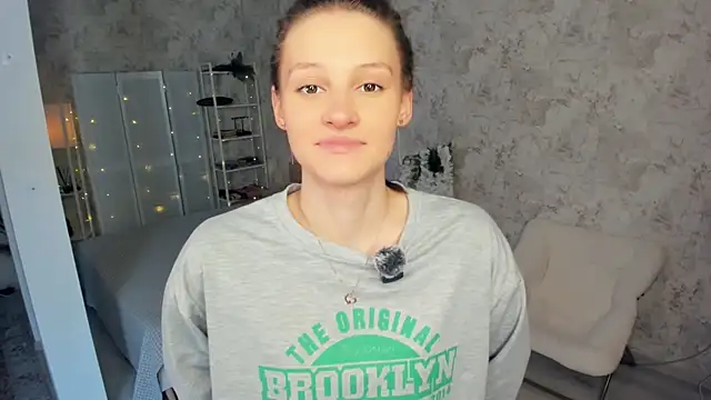 LianneBynon online show from February 4, 9:01 am