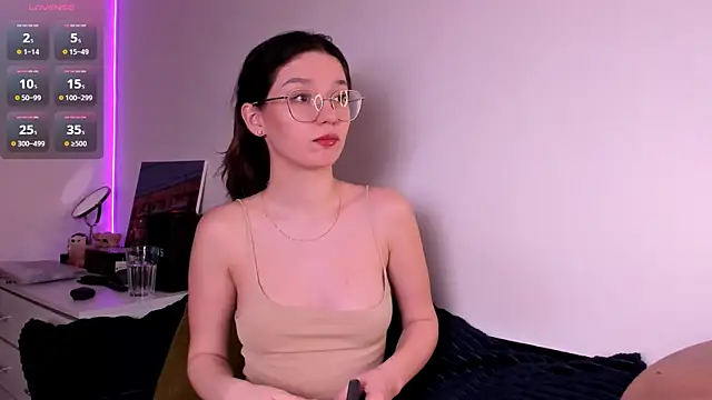 miabellee  online show from April 15, 6:41 pm