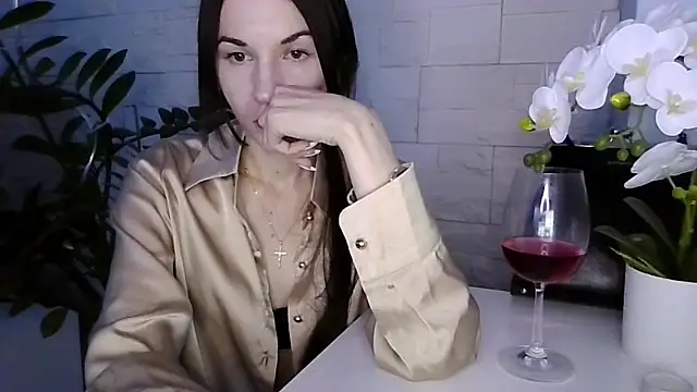 JuliaLovely online show from February 8, 3:27 pm