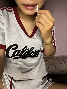 siting00 online show from April 7, 1:46 pm