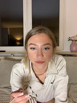 romyxxs online show from April 17, 10:56 pm