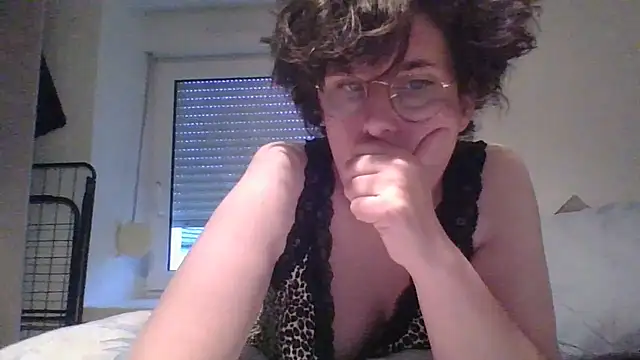 OIseauNoir88 online show from March 30, 6:02 am