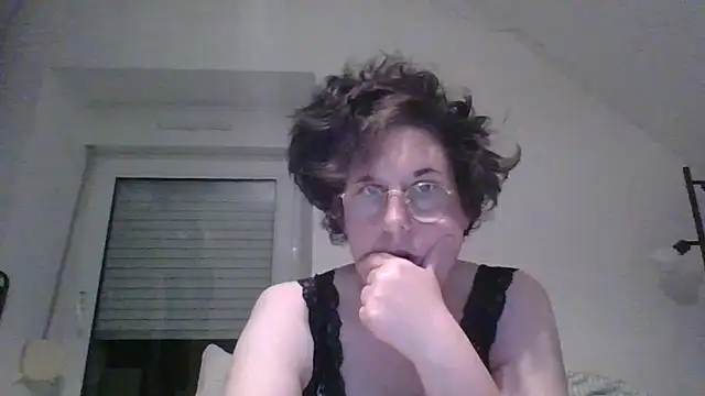 OIseauNoir88 online show from April 8, 7:49 pm