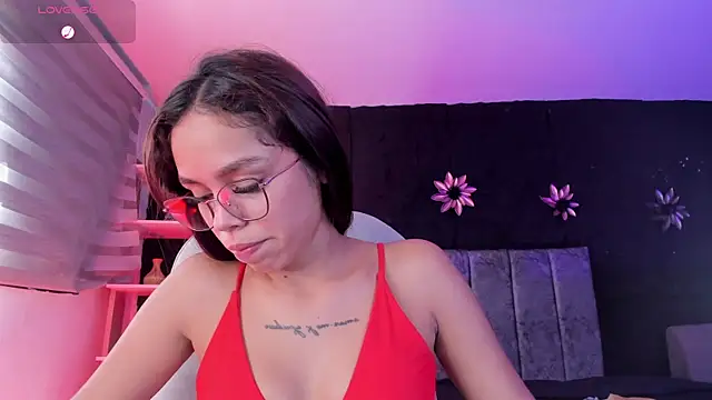 CarolineFyre online show from April 18, 7:07 pm