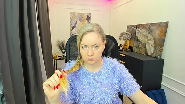 CharlotteKerti online show from April 6, 11:55 am