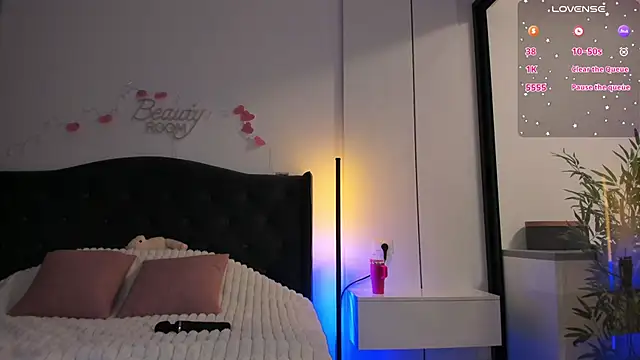 SofieLia online show from April 7, 5:37 pm