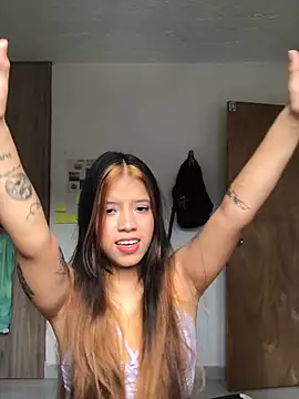 Vilu and Xuxi  online show from March 18, 8:03 pm