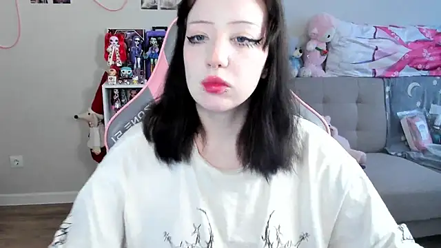 MollysLand online show from April 16, 9:31 am