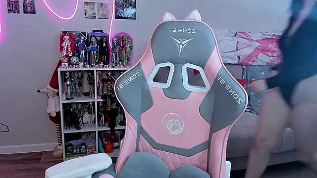 MollysLand online show from March 8, 8:29 am