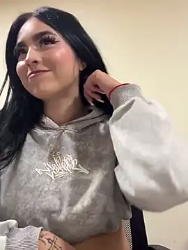 Sara Fernandez  online show from March 20, 2:22 pm