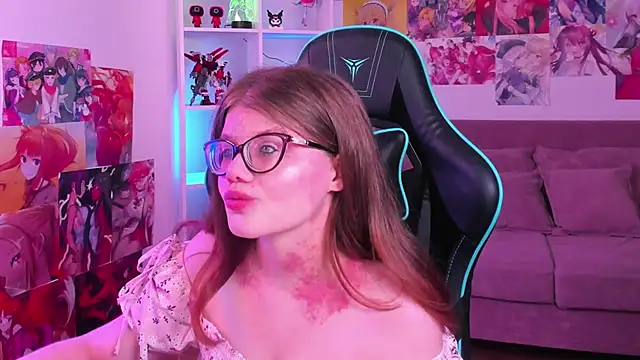 ChloeHalses online show from April 3, 5:22 pm