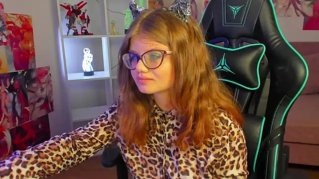 ChloeHalses online show from April 11, 5:05 pm