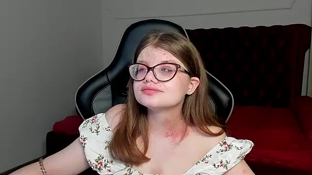 ChloeHalses online show from April 4, 5:23 pm