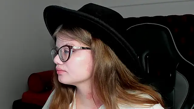 ChloeHalses online show from April 19, 5:02 pm