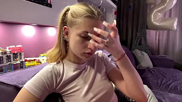 JeneeEady online show from April 8, 6:26 am