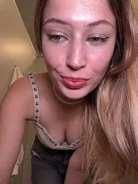 blonde exe online show from July 3, 3:40 pm