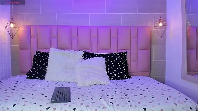 Naomi-Thompson online show from February 22, 10:21 pm