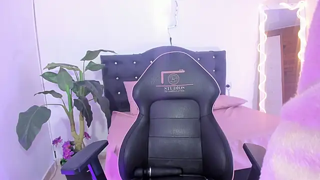 LUNAKITTY TAY online show from April 1, 1:41 pm